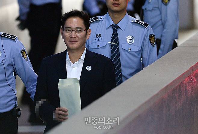 ▲ 이재용 삼성전자 부회장이 5월25일 오전 서울 서초구 서울중앙지방법원에서 열린 뇌물공여 혐의 관련 18회 공판에 출석하며 가벼운 미소를 짓고 있다.ⓒ민중의소리