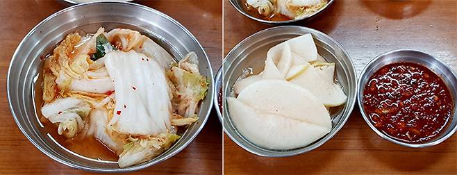 양념이 적은 김치(좌), 무와 양념장(우)