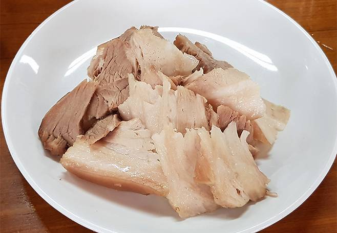 투박하게 썰려 있지만 쫄깃함이 살아있는 제육