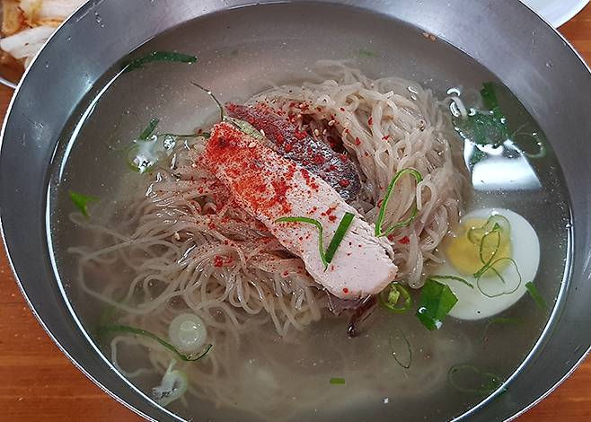 고추가루가 뿌려 나오는 의정부 계열 냉면
