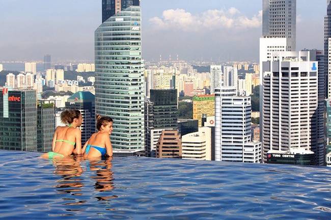 싱가포르 마리나베이샌즈 호텔은 인피니티 풀의 원조격이다.