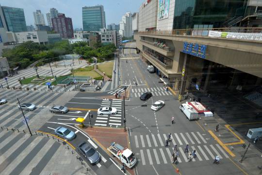 영화 ‘왕십리’에는 주인공 남녀가 목재 더미가 쌓인 왕십리역 광장에서 안타까운 대화를 나누는 장면이 나온다. 이제는 대규모 쇼핑시설과 멀티플렉스 체인이 들어선 왕십리역사 앞에 넓은 도로가 펼쳐져 있다.  김낙중 기자 sanjoong@