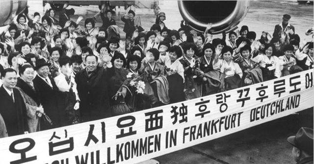 1960년대 독일 프랑크푸르트에 도착한 간호사들이 공항에서 기념사진을 찍고 있다. 한국일보자료사진
