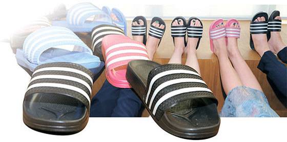 버켄스탁·크록스도 울고 가는 삼선 슬리퍼는 2000년대 들어 생활필수품으로 자리를 잡았다. [신인섭 기자]