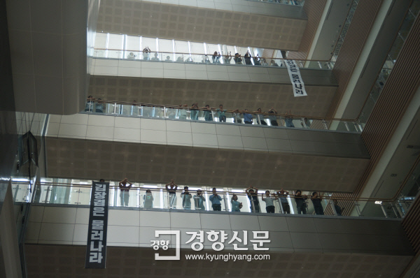 6월 22일 점심시간 MBC 상암동 사옥에서 MBC 구성원들이 김장겸 사장 퇴진을 요구하는 플래시 몹을 하고 있다. / 전국언론노조 MBC본부