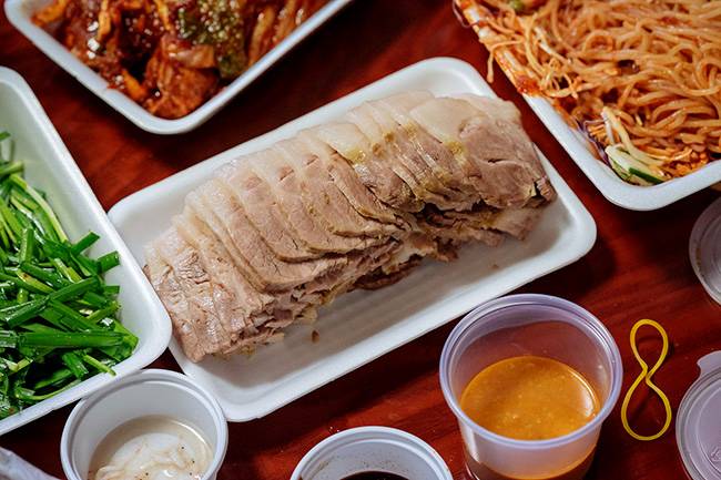 식도가 얼얼하도록 도수가 높은 화요53에는 보쌈 같은 기름진 음식이 그나마 잘 어울린다. 중국음식과의 궁합도 좋을 듯하다. /사진=게티이미지뱅크