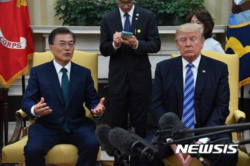 【워싱턴=뉴시스】전신 기자 = 문재인 대통령과 도널드 트럼프 미 대통령이 30일(현지시간) 미국 워싱턴 백악관에서 한미정상회담을 하고 있다. 2017.07.01.   photo1006@newsis.com