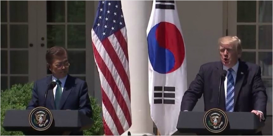 30일(현지시간) 문재인 대통령과 트럼프 미국 대통령이 미국 백악관에서 공동성명을 발표하고 있다. (NBC 영상 캡쳐)