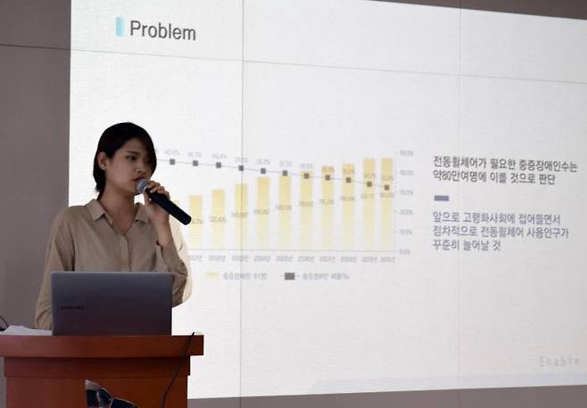 원유진 인에이블 대표가 SK텔레콤이 개방한 빅데이터를 활용한 전동휠체어 내비게이션 서비스를 소개하고 있다.