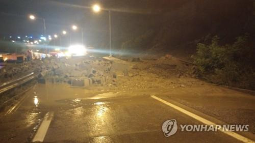 (용인=연합뉴스) 최해민 기자 = 2일 오후 8시 35분께 경기도 용인시 경부고속도로 신갈분기점 인근 공사장에서 축대가 무너져토사가 도로로 쏟아졌다. 2017.7.2 [독자제공=연합뉴스] goals@yna.co.kr