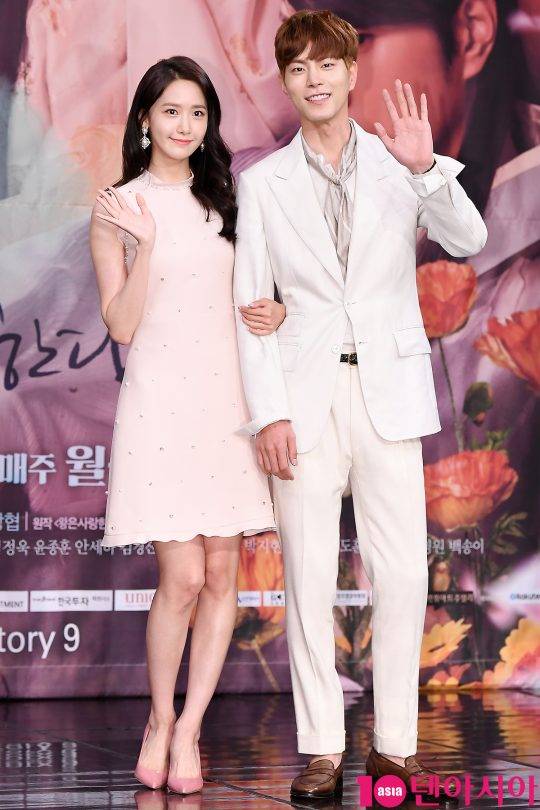 배우 윤아, 홍종현이 3일 오후 서울 마포구 상암동 MBC 골든마우스홀에서 열린 MBC 드라마 ‘왕은 사랑한다’ 제작발표회에 참석해 포즈를 취하고 있다.