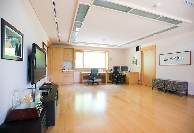 2016년 5월 1일 오전 경남 김해시 봉하마을에 위치한 고 노무현 전 대통령의 사저 '지붕 낮은 집'이 공개 된 가운데 안채에는 가족사진과 노 전 대통령 부부의 사진 생전에 쓰던 컴퓨터 그리고 신영복 선생의 글씨가 액자로 걸려 있다. /출처=조선DB