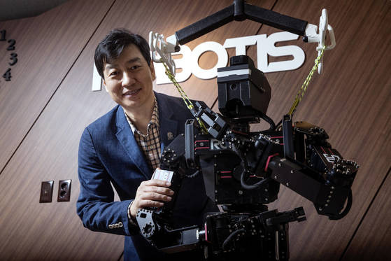 지난달 20일 서울 가산동 로보티즈 사무실에서 김병수 대표가 인간 크기의 휴머노이드 로봇 똘망의 기능을 설명하고 있다. 로보티즈는 차세대 로봇 플랫폼으로 세계 시장에서 판로를 개척하고 있다. [우상조 기자]