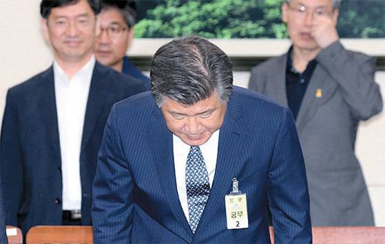 조대엽 고용노동부 장관 후보자가 30일 인사청문회에서 음주운전 전력에 대해 “다시 한번 죄송하다”며 머리 숙여 사과했다.강정현 기자