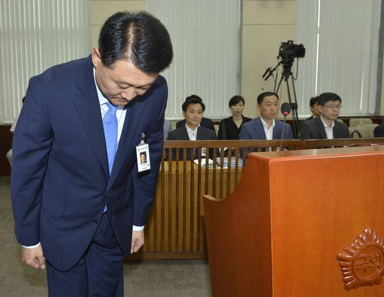 이철성 경찰청장이 후보시절 인사청문회에 참석해 인사하고 있는 모습. [중앙포토]