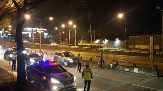 음주사고 예방 위한 경찰의 불시 단속 모습. [사진 경기남부경찰청]