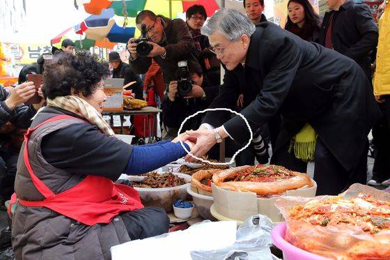 2012년 당시 민주통합당 대선후보였던 문재인 대통령의 모습. 왼쪽 팔목에 '노무현 대통령 시계'를 차고 있다. [중앙포토]