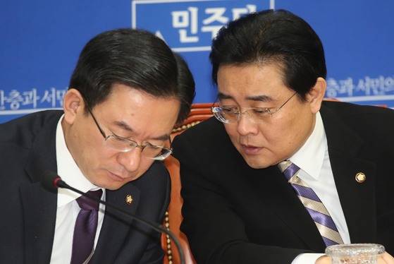 지난 2014년, 전병헌 당시 민주당 원내대표가 정성호 당시 원내수석부대표와 이야기를 나누고 있다. [중앙포토]