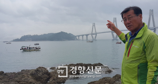 지난 2일 경남 거제시 장목면 유호마을에서 저도를 바라보며 임차섭 유호마을 어촌계장(59)이 어민들의 조업 해역 등을 설명하고 있다.