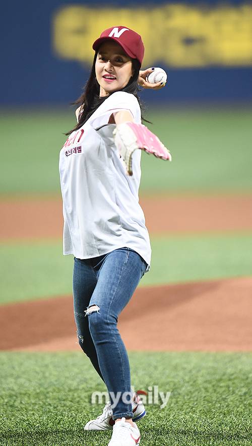 ▲송지효 '야무지게 던질게요'