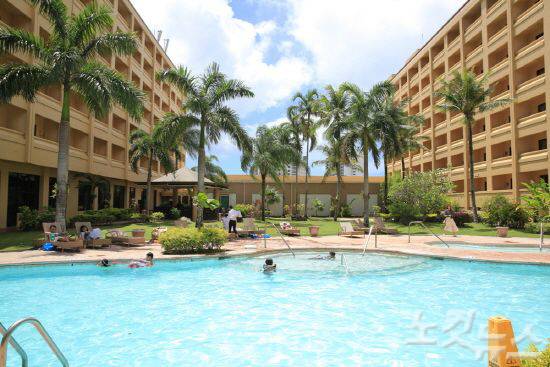 자유롭게 물놀이를 즐길 수 있는 호텔 내 무료 야외수영장. (사진=스테이앤모어 제공)