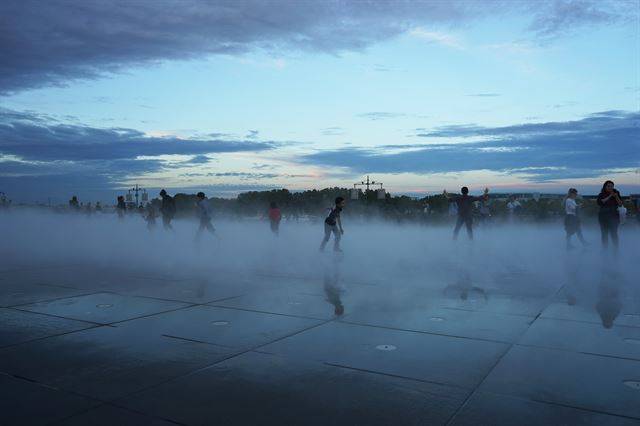 부르스 광장(Place de la Bourse)의  ‘물의 거울’ 분수 앞과 뒤. 분수는 세상을 투영한다.
