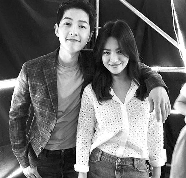 오는 10월 31일 결혼식을 올릴 것이라고 알린 배우 송중기(왼쪽)와 송혜교. 출처 송혜교 사회관계망서비스