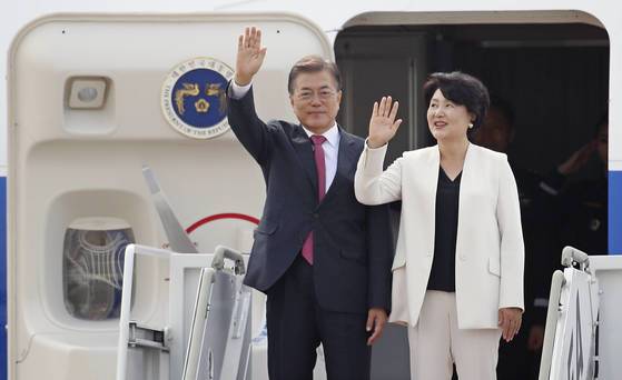 문재인 대통령과 김정숙 여사가 5일 오전 성남 서울공항에서 주요 20개국(G20) 정상회의 참석을 위해 독일로 출국하며 환송 나온 관계자들에게 인사를 하고 있다. [연합뉴스]