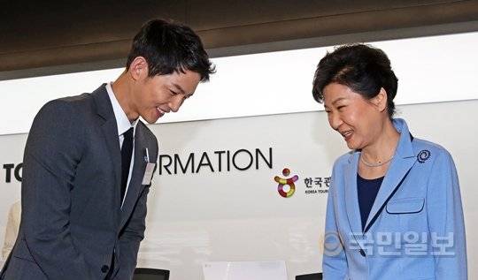 배우 송중기(왼쪽)와 박근혜 전 대통령이 2016년 4월 11일 서울 청게천로 한국관광공사 서울센터에서 열린 케이스타일허브 개관식에서 인사하고 있다. 청와대사진기자단