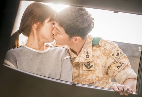 송혜교(왼쪽)와 송중기가 KBS 드라마 ‘태양의 후예’에서 입을 맞추는 장면. KBS 제공