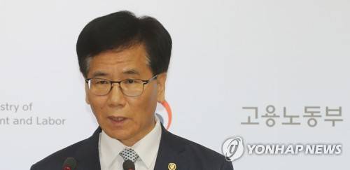 (세종=연합뉴스) 이재림 기자 = 이성기 고용노동부 차관이 5일 정부세종청사 노동부 제3브리핑룸에서 공무원 블라인드 채용 추진 방안에 관해 설명하며 "민간 기업도 도입할 수 있도록 지원하겠다"고 말하고 있다.     walden@yna.co.kr