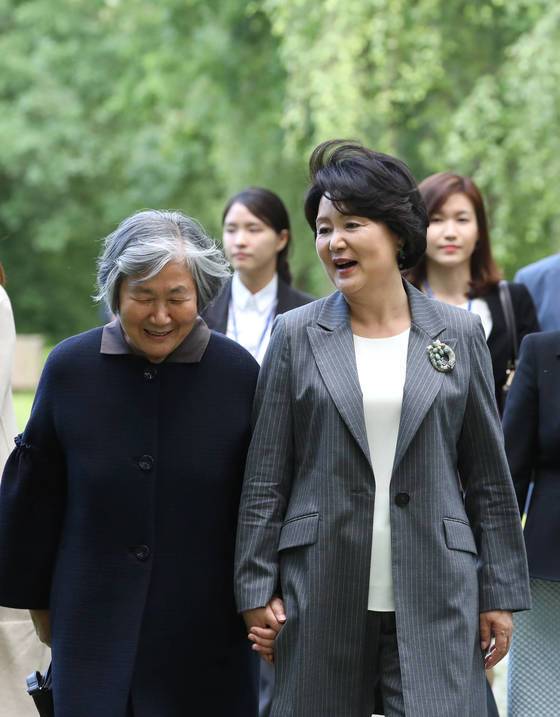 문재인 대통령 부인 김정숙 여사가 5일 오후(현지시간) 독일 베를린 가토우 공원묘지에 있는 윤이상 묘소를 찾아 참배한 뒤 윤이상 제자인 박영희 교수의 손을 잡고 나오고 있다.
