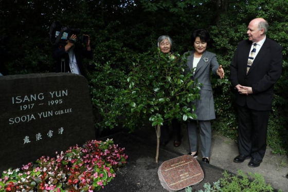 김정숙 여사(오른쪽 두번째)가 윤이상 묘소 참배 후 윤이상 제자들과 대화하고 있다. /사진=뉴시스
