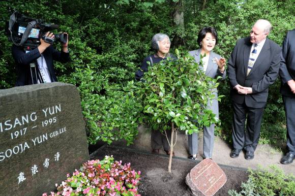 김정숙 여사, 윤이상 묘소 참배 - 문재인 대통령 부인 김정숙 여사가 5일 오후(현지시간) 베를린 가토우 공원묘지에 있는 윤이상 묘소를 방문해 참배하고 있다. 2017.7.6 연합뉴스