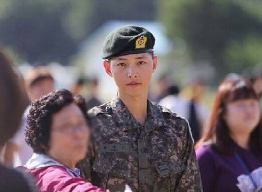 송중기의 군시절 사진./사진=온라인 커뮤니티