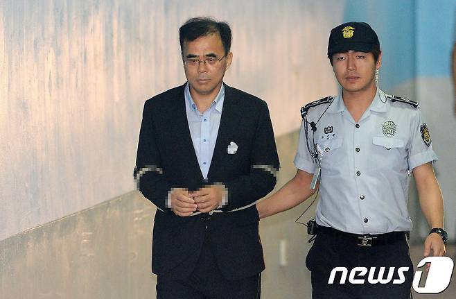 김종 전 문체부 차관이 7일 오후 서울 서초구 서울중앙지법에서 열린 '최순실 뇌물' 관련 뇌물공여 37회 공판에 출석하기 위해 법정으로 향하고 있다. 2017.7.7/뉴스1 © News1 박세연 기자