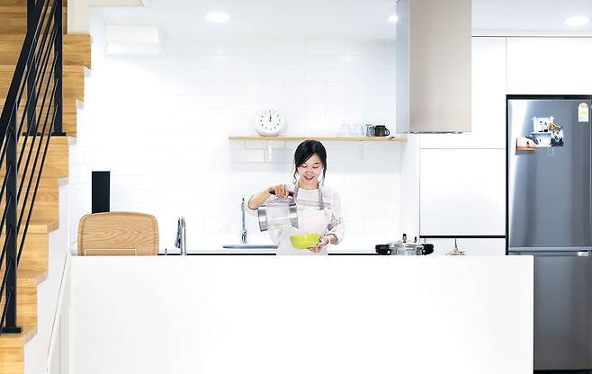 경기도 용인에 사는 주부 신나리씨 집 주방. 3인 가구인 신씨는 1년 전 이사 오며 용량을 줄여 일반형 냉장고로 교체했다.