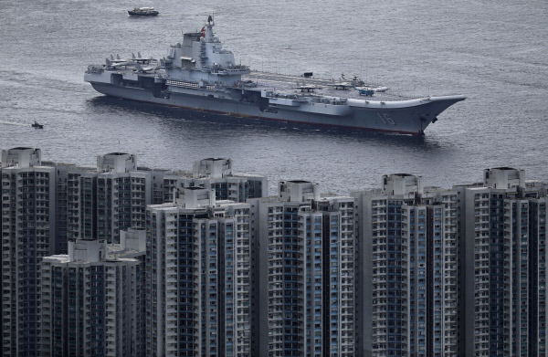 중국의 첫 항공모함인 랴오닝함이 7일 오전 홍콩으로 기항하고 있다. 빼곡한 홍콩의 고층 건축물 너머로 보이는 랴오닝함이 이색적이다. 사진 AP