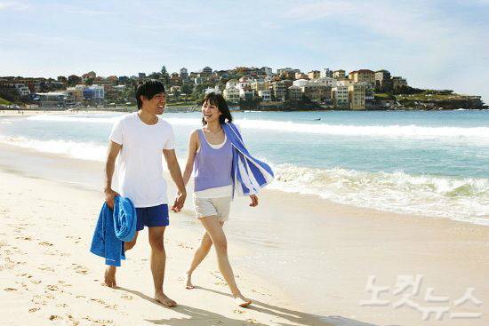 시드니의 대표 해안인 본다이 비치(Bondi Beach)는 젊은 분위기와 하얀 백사장, 거친 파도가 인상적이다. (사진=호주관광청 제공)
