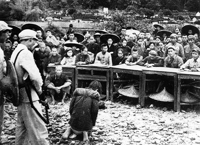 1952년 7월 광둥성 한 마을의 인민재판 광경. 무릎 꿇고 있는 이는 등에 총을 맞고 처형됐다.[열린책들 제공]