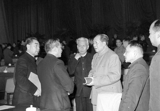 1962년 1월 7000여 명이 참석했다 하여 ‘7000 간부회의’로 불린 중국 공산당 협의회의 주요 참석자. 왼쪽부터 저우언라이, 천위, 류사오치, 마오쩌둥, 덩샤오핑. 류사오치는 이 회의에서 대약진운동이 파국을 맞았음을 공개 선언했다.[열린책들 제공]
