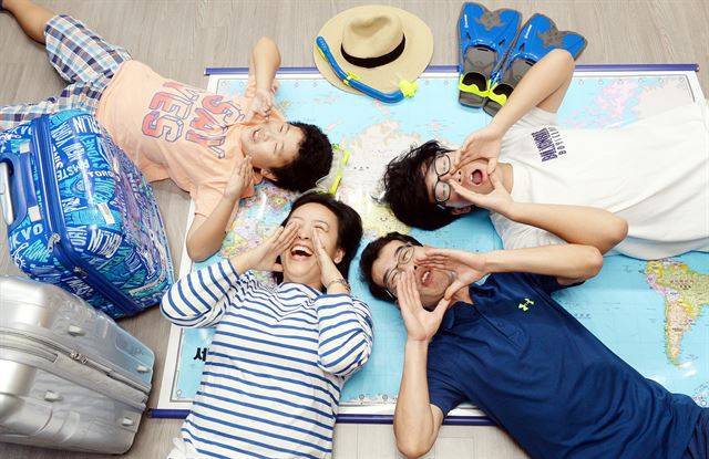 첫 아이가 두 돌도 되기 전 시작한 가족여행이 올해로 17년째다. 매년 두 차례씩 다니는 가족여행은 부모와 자식, 부부와 형제간 사랑과 결속의 중심축이다. 왼쪽 아래부터 시계 반대방향으로 엄마 이지영씨, 아빠 김대영씨, 큰 아들 민재군, 작은 아들 민우군. 배우한 기자
