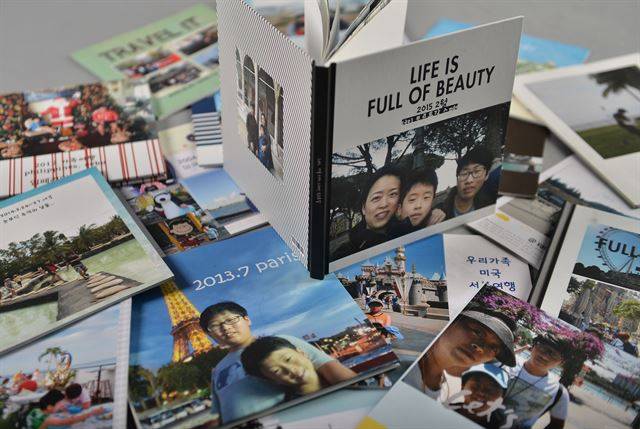 이지영씨 가족이 17년간의 여행 기록을 책으로 정리한 포토북. 종종 아이들과 책장을 들춰보며 여행의 추억을 나누다 보면 여행은 영원히 지속된다는 느낌을 받곤 한다. 박미소 인턴기자