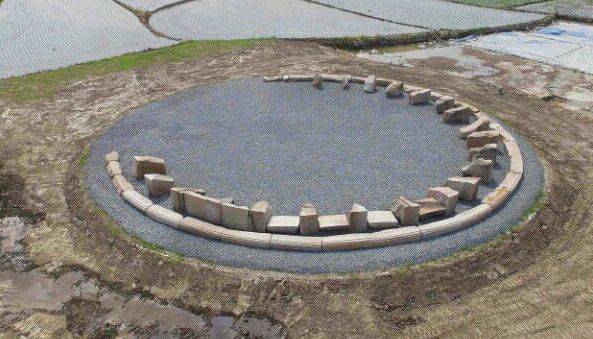 공중에서 무인기로 찍은 낭산 왕릉 석물 복원 현장.