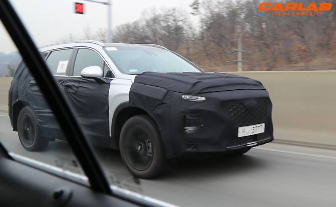 신형 싼타페 스파이샷. 전면 굴곡과 램프 배치가 컴포지트 램프와 매우 닮았다.