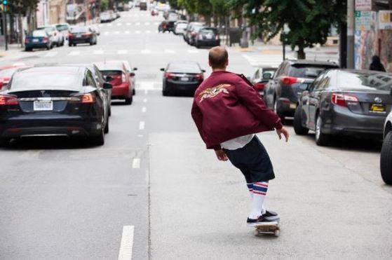 스케이트 보더들을 위한 의상과 액세서리를 판매하던 슈프림은 자유분방한 뉴욕의 스트리트 문화 자체를 상징하는 브랜드가 되었다. [사진 @supremenewyork 인스타그램]