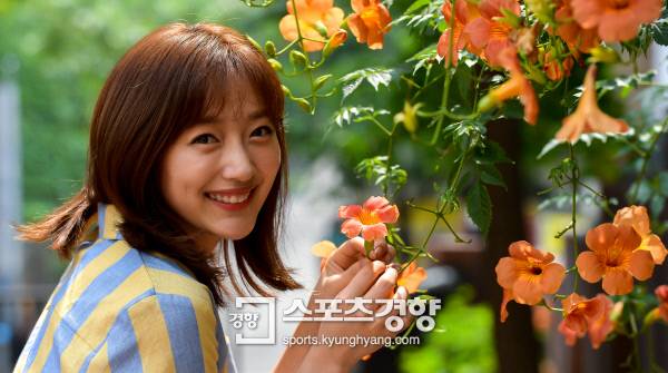 KBS2 월화극 <쌈, 마이웨이> 출연한 배우 표예진이 6일 서울 중구 정동 경향신문에서 인터뷰 전 포토타임을 갖고 있다. 2017.07.06 / 이석우기자 foto0307@kyunghyang.com