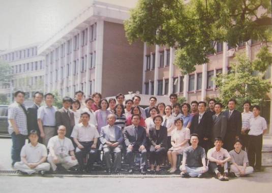 마크로젠 창업 초기 창업자 서정선 회장(앞줄 왼쪽에서 다섯번째)과 임직원이 함께 한 단체 사진. /마크로젠 제공