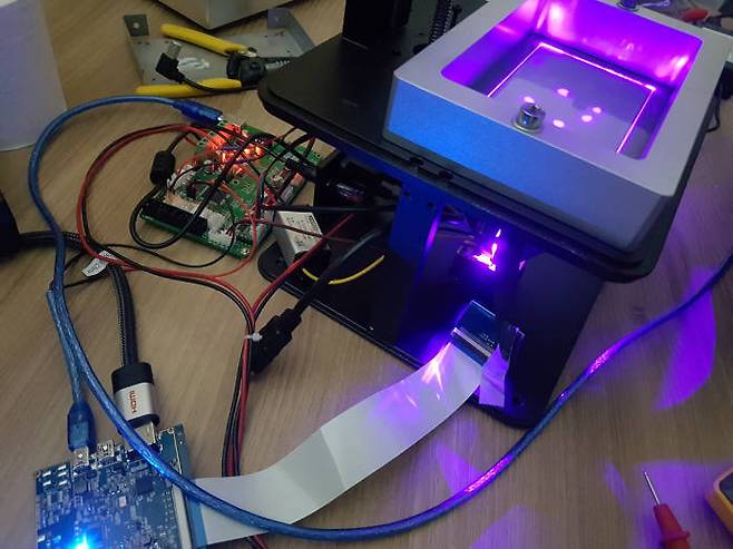 다윈테크가 개발한 자외선(UV) 경화 방식의 3D 프린터.