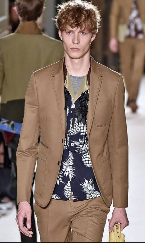 파인애플 무늬 셔츠를 겹쳐 입은 2016 발렌티노 컬렉션.[사진 중앙포토]